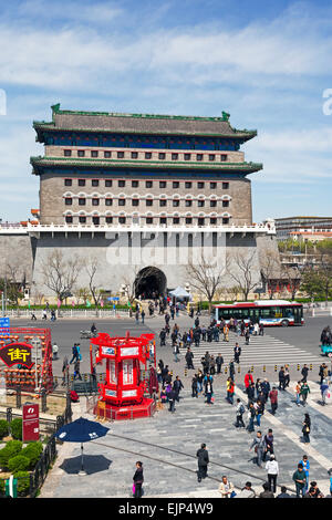 China, Beijing, kunstvollen traditionellen chinesischen Zhengyangmen Tor in der Nähe von Tiananmen-Platz Stockfoto