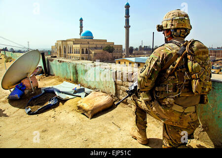 US Army Staff Sgt Christian Aleman, 2nd Battalion, 377. Parachute Field Artillery Regiment, Task Force Stahl, bietet Sicherheit auf den Khowst Prävention Hauptsitz in Afghanistan, 5. März 2012.  SPC. Phillip McTaggart. Stockfoto