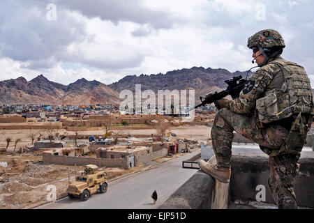 US Army 1st Lt. Robert Wolfe, Sicherheit Kraft Zugführer für provinzielle Rekonstruktion Team PRT Farah, sorgt für Sicherheit auf dem Dach während ein Schlüssel Führer Engagements in Farah Stadt 25 Februar.  Lt. j.g. Matthew Stroup Stockfoto