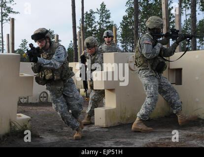 Persönliche Sicherheit Detail Soldaten zugewiesen Headquarters und Headquarters Company, 37. Infantry Brigade Combat Team, demonstrieren Clearing Räume für ihre Lehrer vor dem Betreten des Hauses schießen während des Trainings am Lager Shelby Joint Forces Training Center, Frl., 15. November 2011. 37. IBCT setzt nach Afghanistan zur Unterstützung der Operation Enduring Freedom. 37. IBCT Foto von Sgt. Kimberly Lamm veröffentlicht Stockfoto