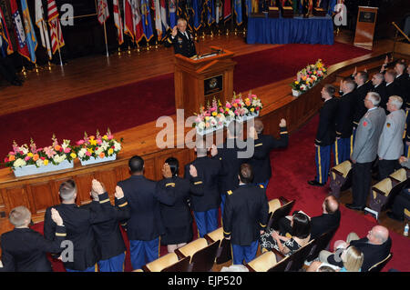 Chef des Stabes der Armee General George W. Casey Jr. verwaltet den Amtseid, 15 Mai, 26 Reserve Officer Training Corps-Kadetten an der Georgetown University in Washington, D.C. Die Kadetten dient nun als zweite Leutnants in der Armee.   ROTC jüngstere Söhne werden Offiziere bei Georgetown Zeremonie /-news/2009/05/15/21182-rotc-cadets-become-army-officers-at-georgetown-ceremony/ Stockfoto