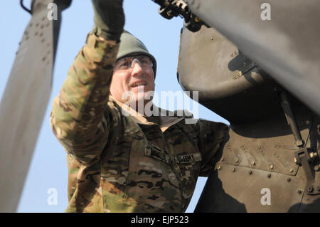 US Army Chief Warrant Officer 4 Les McNellie, Brigade master Kanonier für 101st Combat Aviation Brigade, 101st Airborne Division Air Assault, Kontrollen der Rotorblätter auf seinem AH-64 Apache Kampfhubschrauber auf Bagram Air Field, Afghanistan, 24. Januar 2013. Erfahrene Piloten, wie McNellie, bieten in dem Schlachtfeld kritische Antenne Unterstützung zu Boden zwingt.  Staff Sgt Anna Rutherford, 115. Mobile Public-Affairs-Abteilung Stockfoto