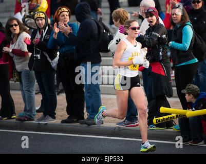 Kelly Calway läuft von Zuschaueraufmarsch in Washington, D.C., während der 38. Marine Corps Marathon 27. Oktober 2013. Calway fuhr fort, um zuerst unter den LäuferInnen mit einer Zeit von 02:42:16 zu beenden. Die MCM ist derzeit die fünftgrößte Marathon in den Vereinigten Staaten und der neuntgrößte der Welt. Der "Volks-Marathon" besteht der Läufer aus ganz USA und mehr als 50 Ländern.  Staff Sgt Mark Fayloga Stockfoto