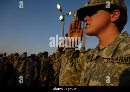 US Army Spc. Amanda Vasquez, mit Sitz und Headquarters Troop, 3. Heavy Brigade Combat Team, 1. Kavallerie-Division, macht einen Gruß während der Präsentation der Farben in "Fight Night for Heroes" die ersten jemals mixed Martial-Arts-Kämpfe statt im Irak auf Forward Operating Base Marez, in Mosul, Irak, 5. September 2009. Die Veranstaltung, gesponsert von Xtreme Couture G.I.-Stiftung, vorgestellten meist aktiven Dienst militärische Mitglieder mit 17 Kämpfe auf die Karte und mehr als 1.000 Soldaten, Matrosen, Piloten, Marines und Zivilisten in Anwesenheit.   /  /  . Stockfoto