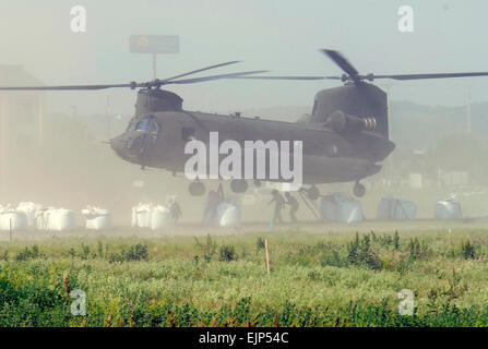 Ein CH-47 Chinook-Hubschrauber aus Illinois Army National Guard Haken an zwei großen Sandsäcke, die Anwohner entlang der überfluteten Missouri Fluß in Iowa am 8. Juni 2011 zugestellt werden.  Zusätzlich vier UH-60 Black Hawk-Hubschrauber von Minnesota und Iowa National Guard lieferte Sandsäcke an viele andere kritische Bereiche entlang des Flusses.  Mehr als 400 Mitglieder der Nationalgarde wurden aktiviert, um die Gemeinden entlang des Missouri River in Gefahr von Überschwemmungen zu unterstützen.   Staff Sgt Richard Murphy, US Air Force. Stockfoto