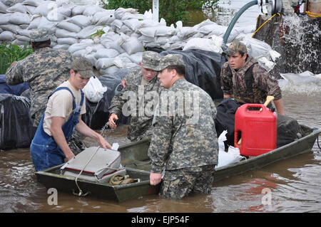 Kentucky Nationalgarde Mitglieder Armee Pfc David Barrow, Army Spc. Tommy Wyatt und Armee Pvt. Cedric Bransford, 2113th Transportation Company, Anwohner bei Flut Hilfsmission in Oscar, Kentucky, der 27. April 2011. Armee-Foto von Staff Sgt Michael J. Oliver Stockfoto