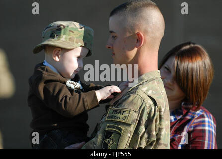 Sgt. Shaun Welch hält seine drei-jährigen Sohn, Aiden, Minuten vor seiner Abreise nach seiner vierten Kampfeinsatz, diesmal als Teil der 541st Transport Company, 129. Bekämpfung Sustainment Support Battalion, 101. Sustainment Brigade der 101st Airborne Division. Ca. 146 Soldaten aus den 541st übersetzt Co. "Kraftstoff Schweine", verließ Fort Campbell, Montag, 8. Oktober, um mit einer geplanten neun Monate Bereitstellung nach Kandahar, Afghanistan beginnen. Stockfoto