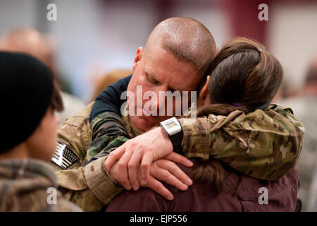 Soldaten mit der 3/49 Agribusiness Development Team SC ADT 3/49, South Carolina Army National Guard, umarmen Familienmitglieder nach Einheiten Abschiedszeremonie, McCrady Training Center, S.C., 10. Januar 2013.  3/49 ADT fährt, Camp Atterbury, ind., für Zug, vor ihrem Einsatz nach Afghanistan. Der SC ADT-3/49-Mission soll Lehren Bauern landwirtschaftliche Techniken und wie nachhaltig anbauen um ihre Lebensqualität zu verbessern und für ihre Familien sorgen. Foto: National Guard Staff Sgt Jorge Intriago Stockfoto