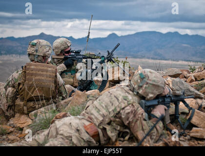 SPC. Jacob Tippmann, Infanterist mit Unternehmen C, 3. Bataillon, 66th Armor Regiment, Task Force 2-28, 172. Infanteriebrigade, scannt einen angrenzenden Hügel außerhalb der Forward Operating Base Tillman. Nur 3,5 Kilometer von der Grenze entfernt befindet sich das Gelände rund um Tillman einige der schroffsten, remote und feindliche Gelände in der Provinz Paktika, Afghanistan. Stockfoto