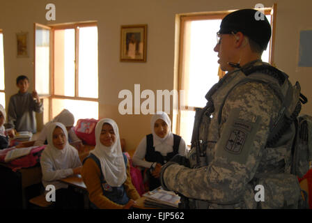 US Army 1st Lt. Andrew Minoski von Echo-Truppe, 5. Kavallerie-Regiment, 2nd Platoon, 172. Infanteriebrigade, spricht mit Schülern an einer Schule in Tunis, im Irak, am 12. März 2009. Stockfoto