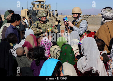 US Army Lieutenant Colonel Mark Martin, links, zivile Angelegenheiten Teamleiter für provinzielle Rekonstruktion Team PRT Farah, und Ray Sudweeks, Recht, U.S. Department of State Representative in Farah, ohnmächtig werden Spielzeug und Schulmaterialien für afghanische Kinder während eines Besuchs in einem Flüchtlings- und Rückkehrer Dorf, Februar 9.  PRT Farah besuchte die Rückkehrer und Flüchtlinge Dorf am Rande der Stadt Farah zur Durchführung einer Untersuchung vor Ort und liefern humanitären Hilfe.  PRT Farah Mission ist, trainieren, beraten und unterstützen afghanische Staats-und Regierungschefs bei den Stadtwerken, Kreis und Landesebene in der Provinz Farah, Afghanistan. Stockfoto