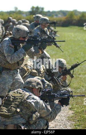 Unteroffiziere vom 1. Bataillon, 187. Infanterie-Regiment, 3rd Brigade Combat Team, 101st Airborne Division Air Assault, Ziele zu engagieren während ein NCO berufliche Entwicklung Fortbildungsveranstaltung in Fort Campbell, Kentucky, 23. September 2014. Die Soldaten wurden auf nichttraditionelle feuern Praktiken ermöglicht ihnen eine größere Tiefe der Treffsicherheit wissen zu vermitteln, ihre Teams und Mannschaften ausgebildet.  SPC. Eric Provost, 3. BCT Public Affairs Stockfoto