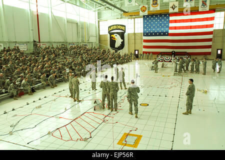 FORT CAMPBELL, Kentucky - Führer von Einheiten der 101st Airborne Division Air Assault führen eine kombinierte Waffen Probe hier 1. April 2014, in Vorbereitung auf den Angriff Flugbetrieb während der Operation Steinadler. Die viertägige Übung war die erste Brigade-Größe Angriff Luftbetrieb unter der Leitung von der 101. Abn. Div. in mehr als einem Jahrzehnt und ausgewählte Soldaten aus 3rd Brigade Combat Team "Rakkasans" und 101st Combat Aviation Brigade "Wings of Destiny" bewegen mehr als 1.100 Soldaten und Sling-laden mehr als 20 Stück der Ausrüstung.  Sgt. Brian Smith-Dutton, 3. BCT Public Affairs Stockfoto