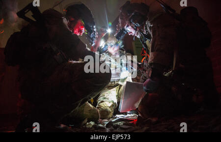 US Army Rangers von Alpha Company, 3. Bataillon, 75th Ranger Regiment, durchsuchen Sie während ihrer jährlichen Task Force-Ausbildung an Fort Knox, Kentucky, 20. April 2014 gefundenen Dokumente. Rangers trainiere konsequent um Kampfbereitschaft auf höchstem Niveau zu halten.  SPC. Philip Diab/freigegeben Stockfoto