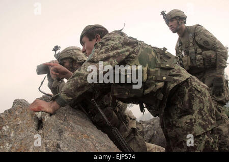 US-Armeesoldaten mit Delta Company, 2. Bataillon, 35. Infanterie-Regiment und eine afghanische Armee Soldat 2. von rechts Suche ein Tal nach Aufständischen Aktivität während der Operation Hammer unten in der Watapur Bezirk der Kunar Provinz, Afghanistan, am 26. Juni 2011.   SPC. Tia Sokimson, US-Armee.  Veröffentlicht Stockfoto