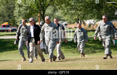 Secretary Of The Army John McHugh ist eine Tour durch Muscatatuck Urban Training Center von Generalmajor R. Martin Umbarger, Indiana National Guard gestört allgemein, Aug. 18 gegeben.  Staff Sgt Brad Staggs Stockfoto