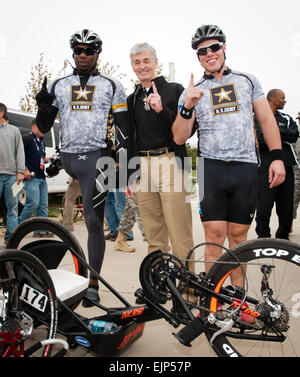 Secretary Of The Army John McHugh gratuliert Finisher das Radsport-Event während der dritten jährlichen Krieger Spiele, 1. Mai 2012, in Colorado Springs, Colorado  Verwundeten, Kranken und verletzten Soldat innen und Veteranen aus Heer, Marine Corps, Luftwaffe, Marine, Küstenwache und Special Operations Command konkurrieren in der Leichtathletik, schießen, Schwimmen, Radfahren, Bogenschießen, Rollstuhl-Basketball und sitzen Volleyball während der Krieger Spiele. Stockfoto