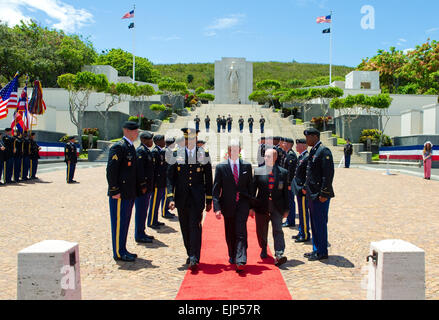 Secretary Of The Army John McHugh, zusammen mit General Vincent Brooks, Kommandierender General US Army Pacific, und Gene Castagnetti, Direktor, National Memorial Cemetery of the Pacific Ehren gefallenen US-Militärangehörige in der National Memorial Cemetery of the Pacific, Honolulu, Hawaii während einer Kranzniederlegung, 23. Juli 2013. US Army Spc. John G. Martinez Stockfoto