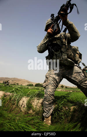 Ein US-Army Fallschirmjäger aus 377. Parachute Field Artillery Regiment, 2nd Battalion, 4th Brigade Combat Team, 25. Infanterie-Division, sichert die Landezone während einer Luft Angriff Mission, das Gebiet der Provinz Khost, Afghanistan, während Betrieb Champion Schwert, Juli 29 zu suchen. Betrieb-Champion Schwert ist eine gemeinsame Aktion mit nationalen Sicherheitskräfte in Afghanistan und International Security Assistance Forces auf militante Einzelziele und sichere Häfen im östlichen Afghanistan konzentriert.   SPC Matt Freire 55. Kampf Kamera Stockfoto