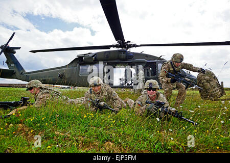 US-Armeesoldaten zugewiesen 2d Squadron, 2d Kavallerie-Regiment, sichern eine Landezone auf das Joint Multinational Training Command JMTC Grafenwöhr Training Area, Germany, 13. August 2013, während ein Luft-Bewegungstraining im Rahmen ihrer Vorbereitung auf den bevorstehenden Einsatz. US-Armee visuelle Informationen Spezialist Gertrud Zach Stockfoto