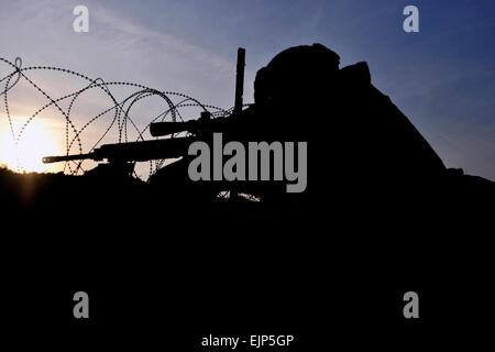 US Army Spc. Jake Ballinger mit Eisen Truppe, 3. Staffel, 2. Kavallerie-Regiment, Stellung einer Sicherheit auf einem kleinen Hügel während einer Übung 16. März 2013, Hohenfels, Deutschland. Eine Mission Bereitschaft Übung wird durch das Regiment vorzubereiten Truppen für eine baldige Entsendung nach Afghanistan zur Unterstützung der Operation Enduring Freedom durchgeführt. US Army Spc. Joshua Edwards Stockfoto