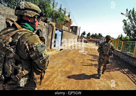 US Army National Guard Sergeant Matthew Armstrong links, Mitglied Kraft Sicherheit provinzielle Rekonstruktion Team Farah, sorgt für Sicherheit während eines Gefechts Schlüssel Führer in Farah Stadt Farah Provinz, Afghanistan, 29. August. PRT Farah Sicherheitstruppe besteht aus Nationalgarde Infanteristen aus Alaska, die zur Gewährleistung der Sicherheit aller zugewiesenen PRT Farah verantwortlich sind. PRT Farah ist eine Einheit von Soldaten, Matrosen und Flieger arbeitet mit verschiedenen Regierungs- und Nichtregierungs-Behörden mit der Erleichterung der Steuerung und Stabilität in der Region von Arbeiten hand in hand mit lokalen Officia beauftragt Stockfoto