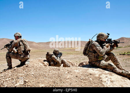 US Armee Sgt. Christopher Ross direkt, bieten US Army Staff Sgt Olin Harrington, Mitte und US Army Spc. Jared Malda, 2. Eskadron, 1. Kavallerie-Regiment, 2nd Infantry Division über Watch-Sicherheit für ihr Team in Zabul Provinz, Afghanistan, Mai 26. 2-1 CAV war Teil einer afghanischer Führung Suche nach Waffen und Sprengstoff Caches während einer gemeinsamen Operation.  Tim Morgan SPC. Stockfoto