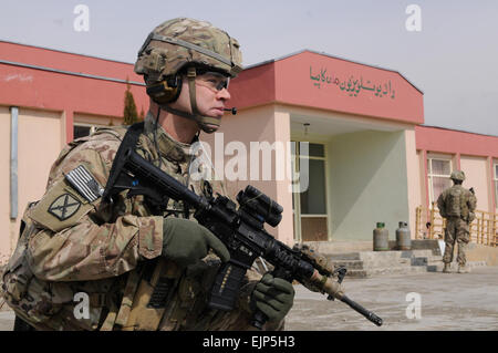 US Army 1st Lt. Adam Bone, persönliche Sicherheit Abteilung Führer, 4th Brigade Combat Team, 10th Mountain Division, Task Force Patriot, sichert eine improvisierte Hubschrauber Landeplatz außerhalb der Kapisa Landeshauptmann Büros nach Brigade Führung traf sich mit ihm zu diskutieren über die Zukunft der Provinz und Stelle ihn auf die Einheit, die Übernahme der Betriebe in der Umgebung, das 2nd Brigade Combat Team , 101. US-Luftlandedivision, Task Force Streik.  SPC. Eric Provost, Task Force Patriot PAO Stockfoto