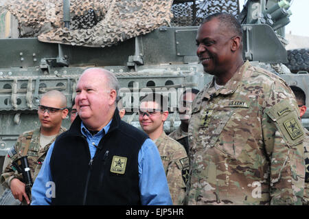 Unterstaatssekretär Armee Dr. Joseph W. Westphal und stellvertretender Chef des Stabes der Armee General Lloyd J. Austin III verbringen Zeit mit Truppen bei Combat Outpost Basis Zangabad, Afghanistan, während eines Besuchs von Thanksgiving, 22. November 2012.  Die Armeebeamte besucht die Basis und einige andere Soldaten ihre Wertschätzung zeigen. Stockfoto