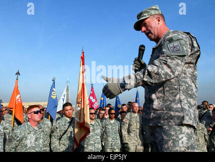 CAMP TAJI, Irak--Sgt. Major der Armee Kenneth Preston spricht 4. Combat Aviation Brigade, 4. US-Infanteriedivision, Multi-National Division Ñ Bagdad, Soldaten bei einem Besuch im Camp Taji 20 Dezember. Preston besuchte das Lager nördlich von Bagdad im Rahmen seiner Hoffnung und Freiheit Tour 2008 mit Entertainer Craig Morgan und Leeann Tweedan.  Sgt. Jason Dangel, 4. CAB PAO, 4. inf div., MND-B Stockfoto