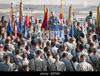 CAMP TAJI, Irak Ñ Sgt. Major der Armee Kenneth Preston spricht mit 4. Combat Aviation Brigade, 4. US-Infanteriedivision, Multi-National Division Ñ Bagdad, Soldaten bei einem Besuch im Camp Taji 20 Dezember. Preston mit Soldaten stationiert im Camp nördlich von Bagdad über den Anbau der Armee und was sie erreicht haben, während die globalen Krieg gegen den Terrorismus gesprochen.   Sgt. Jason Dangel, 4. CAB PAO, 4. inf div., MND-B Stockfoto