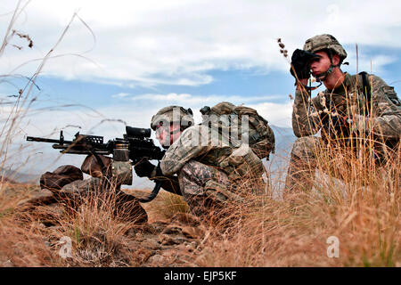 US Army Spc. Joshua D. Heinbuch links, ein MK48 Maschinengewehrschütze aus Englewood, Florida, und US Army Spc. James M. Piccolo rechts, ein Assistent Kanonier von Longview, Washington, ziehen Sie Sicherheit im Shalay Tal in der Provinz Kunar Ost-Afghanistan nach der Feststellung eines improvisierten Sprengsatz in der Straße November 4. Beide Soldaten sind Unternehmen C, 2nd Battalion, 327th Infanterie-Regiment, 1st Brigade Combat Team, Task Force No Slack zugeordnet.  US Army Staff Sgt Mark Burrell, 210. Mobile Public-Affairs-Abteilung Stockfoto