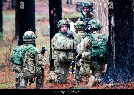 Fallschirmjäger mit der 82nd Airborne Division 1st Brigade Combat Team vorbereiten, ein Dorf zu verlassen, nach der Aufnahme einer hochwertige individuelle 26. Januar 2012, auf dem simulierten Schlachtfeld von Joint Readiness Training Center, Fort Polk, Louisiana  Die Fallschirmjäger sind für einen Einsatz in Afghanistan vorbereitet.   Sgt. Michael J. MacLeod Stockfoto