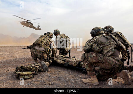 Sicherheit Kraft Teammitglieder für provinzielle Rekonstruktion Team PRT Farah warten ein UH-60 Black Hawk Medevac-Hubschrauber zu landen, bevor er einen simulierten Unfall während des Trainings medizinische Evakuierung auf FOB Farah, Jan. 9.  PRT Farah koordiniert mit C Company, "Northstar Dustoff," 2-211th Aviation Regiment Air Ambulance Piloten und Sanitäter um wertvolle praktische medizinische Evakuierung ausbilden.  PRT Farah Mission ist, trainieren, beraten und unterstützen afghanische Staats-und Regierungschefs bei den Stadtwerken, Kreis und Landesebene in der Provinz Farah, Afghanistan.  Ihre zivil-militärische te Stockfoto