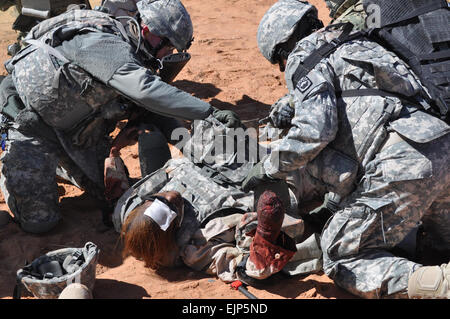 Mitglieder der Tennessee Army National Guard 212. Ingenieur Gesellschaft behandeln einen simulierten Unfall auf der Spur der Selektierung der Combat Lifesaver Studiengangs an McGregor Range, N.M., 21 Februar.  2. Lt. Kristin Crandall, 212. Ingenieur-Unternehmen, Tennessee Army National Guard Stockfoto