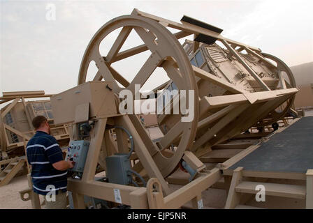 Senior Trainer Brandon D. Kerschner betreibt ein Mine-Resistant Ambush-Protected Egress Trainer während eines simulierten Rollover Trainingsszenario für Soldaten des 49. Bewegung Steuerung Bataillons im Camp Buehring, Kuwait, 1.Mai. Camp Buehring gehört zu den ersten Standorten erhalten die neuen Egress-Trainer.  Armee Felder neue MRAP Rollover Trainer /-news/2009/05/11/20897-army-fields-new-mrap-rollover-trainers/index.html Stockfoto