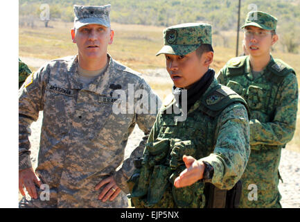 Staff Sgt Jeffrey Yap, Singapurer Streitkräfte Crewchief, erklärt Major General Brian McKiernan, US Army Chief of Field Artillery, die Details der singapurischen Infanterie Träger 30 Oktober im Fort Sill im Betrieb wagemutige Krieger. Betrieb wagemutige Krieger ist eine einmonatige, Bi-lateralen Übung nun im vierten Jahr in Fort Sill, Oklahoma, die put US-Soldaten-nebeneinander mit Singapur Armed Forces Soldaten feuern hohe Mobilität Rakete Artilleriesysteme, fordern Brände und stärken die Bindung eines strategischen Partners in der pazifischen Region.  Keith Pannell, Fort Sill Stockfoto