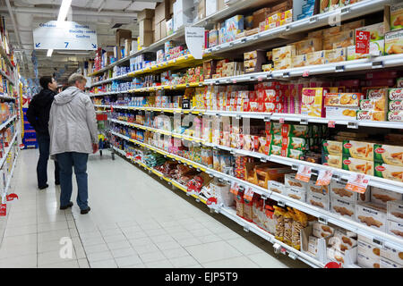 WALLONIEN, Belgien - Oktober 2014: Shopping im Abschnitt "Cookies" in einem Carrefour Hypermarkt Stockfoto