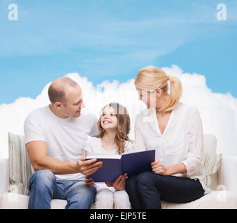 glückliche Familie mit Buch zu Hause Stockfoto