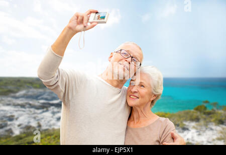 ältere Touristen-paar mit Kamera fotografieren Stockfoto