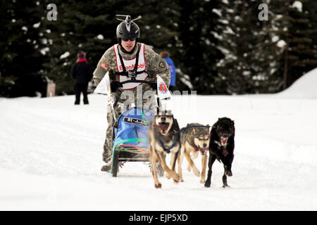 Armee Generalmajor Thomas H. Katkus, Alaskas Generaladjutant, Rennen bis zur Ziellinie in "Top Brass" Charity Sled Dog Race in Anchorage, Alaska, 11. Februar 2012.  Generalmajor Guy Hayes Stockfoto