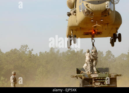 Fallschirmjäger zugewiesen 782nd Brigade Support Battalion, 4th Brigade Combat Team, 82nd Airborne Division, warten, bis ihre Schlinge bis zur US-Armee CH-47 Chinook Hubschrauber während einer Schlinge Last Übung am Fort Bragg, N.C., 17. April 2014 Haken. Schlinge Ladevorgänge dient als eine praktikable Alternative zur Fracht in entlegene Gebiete über Land, Wasser, unwegsames Gelände und großen Höhen zu transportieren.  US Armee Sgt. Juan F. Jimenez Stockfoto