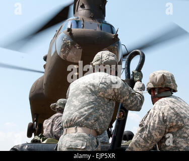 Soldaten der 316th Sustainment Command Expeditionary bereiten Schlinge Last Operationen durchführen, indem Sie ein Humvee auf den Lasthaken einer CH-47 Chinook-Hubschrauber auf einem Flugplatz in North Fort Hood, Texas, 27 Juni.  US Army Armee Sgt. Peter J. Berardi, 316th Sustainment Command Stockfoto