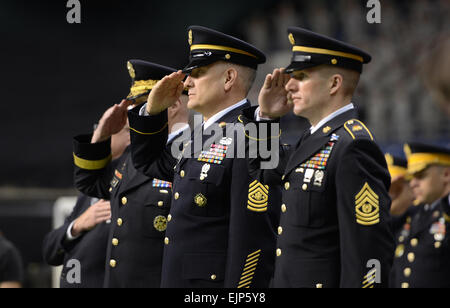 Sgt. Major der Armee Raymond F. Chandler III Zentrum salutiert während des Abspielens der Nationalhymne in der US-Armee All-American Bowl in der Alamodome in San Antonio 5. Januar 2013. Die Armee hat der All-American Bowl in San Antonio seit 2002 veranstaltet Hervorhebung der 90 besten Highschool-Football-Spieler und 125 besten Highschool marching Band Musiker und Color Guard aus in der gesamten Nation. US Army Reserve Foto von Sgt. 1. Klasse Carlos J. Lazo, 302. Mobile Public Affairs-Abteilung Stockfoto