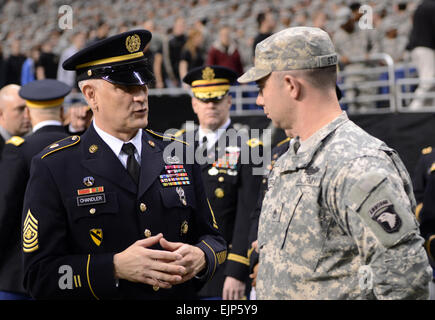 Sgt. Major der Armee Raymond F. Chandler III links spricht mit Staff Sgt Donald Starks, mit der 101st Airborne Division Air Assault, während der US-Armee All-American Bowl in der Alamodome in San Antonio 5. Januar 2013. Die Armee hat der All-American Bowl in San Antonio seit 2002 veranstaltet Hervorhebung der 90 besten Highschool-Football-Spieler und 125 besten Highschool marching Band Musiker und Color Guard aus in der gesamten Nation. US Army Reserve Foto von Sgt. 1. Klasse Carlos J. Lazo, 302. Mobile Public Affairs-Abteilung Stockfoto