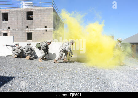 U. S. Army Staff Sergeant Elliot Robbinssecond von rechts, 2d Kalvarienberg Regiment, taktisch Ansätze ein Scharfschütze position mit seinem Team beim Durchlaufen der reagieren auf Scharfschützen Spur während der United States Army Europe besten Krieger Wettbewerb in Grafenwöhr, Deutschland, 1. August 2012. Die Gewinner werden während einer Aug. 16, Preisverleihung in Heidelberg, Deutschland. Die Gewinner werden die Armee-weite Unteroffizier und Soldat des Jahres, Okt. 15-18, in Fort Lee (Virginia) erfahren Sie mehr über Europas besten Krieger Wettbewerb 2012 am www.eur.army.mil/BestWarrior/def teilnehmen. Stockfoto