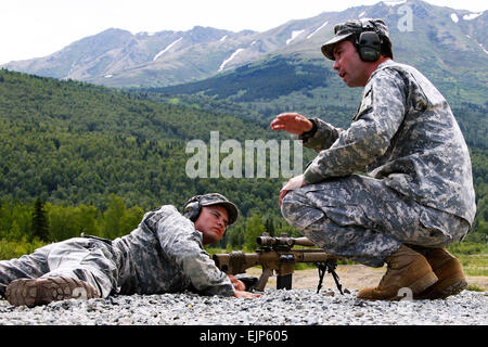 Armee Sgt. 1. Klasse Adam James, rechts, C Company, 2. Bataillon, 29. Infanterie-Regiment U.S. Army Sniper School Fort Benning, Georgia, gibt Anweisungen, M110 Semi-Automatic Sniper System um Armee Spc. Andrew Vrooman, Headquarters und Headquarters Company, 1. Bataillon Airborne, 501. Infanterie-Regiment während der Qualifikationen der Grezelka Reihe, 25. Juni 2013. Stockfoto