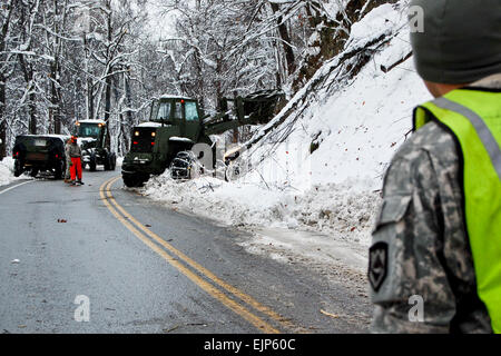 Soldaten von der West Virginia Army National Guard zugewiesen 821st Ingenieurbüro aus Summersville, W.VA, helfen, Schmutz und Schnee Bereinigung in Nicholas County.  Die geschätzte zwei Füße Schnee verursacht Chaos in der gesamten Grafschaft, sondern vor allem viele der windigen bergigen Straßen, wo bestehende Erosion mit schweren kombiniert, Nassschnee zu Erdrutschen und umgestürzten Bäumen verursachen. Stockfoto