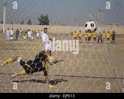 Ein Spieler aus dem Taji Soccer Club, kick Partituren auf eine Strafe bei einem Fußballturnier in Taji, nordwestlich von Bagdad, 26. Dezember. Teams aus Al-Rekiya, Hammamiat, Taji und Soldaten aus dem 2. Eskadron 14. Kavallerie-Regiment, "Strykehorse," 2nd Stryker Brigade Combat Team "Krieger," 25. Infanterie-Division, Multi-National Division - Bagdad, ein Round-Robin-Turnier teilgenommen. Stockfoto