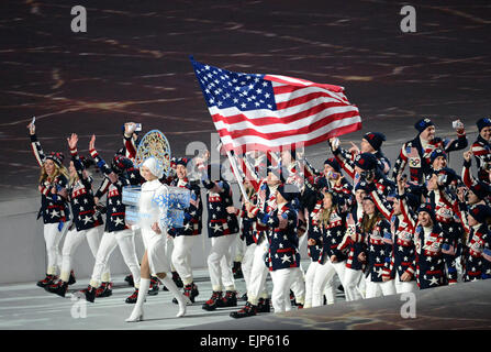 Todd Lodwick trägt die Flagge von Vereinigte Staaten von Amerika, die direkt über den Kopf des ehemaligen US-Armee Welt Klasse Athlet Programm Bobfahrer Steven Holcomb fliegt, amtierende Olympia Champion Vierer-Bob-Fahrer als Team USA in Fisht Olympiastadion während der Eröffnungsfeier der Olympischen Winterspiele 2014 in Sotschi, Russland am 7. Februar marschiert. Armee WCAP Luger Sergeant Preston Griffall direkt hinter der Dame in weiß und WCAP Bobsportler Sgt. Justin Olsen, Capt Chris Fogt und Sgt. Dallas Robinson gehören auch zu der Spitzengruppe der Amerikaner.   Tim Hipps /olympics/2014//olympics/2014 / Stockfoto